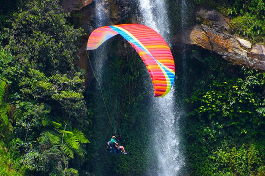 PARAPENTE sobre cascadas gigantes